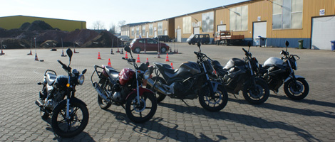motocykle na placu manewrowym